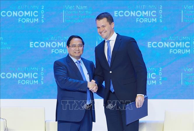 Thủ tướng Phạm Minh Chính với ông Stephan Mergenthaler, Giám đốc điều hành Diễn đàn Kinh tế thế giới (WEF). Ảnh: Dương Giang-TTXVN 
