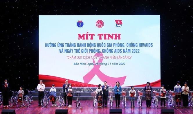 Ủy ban Quốc gia phòng, chống AIDS và phòng, chống tệ nạn ma túy, mại dâm (Bộ Y tế) phối hợp với Trung ương Đoàn và UBND tỉnh Bắc Ninh tặng xe đạp cho trẻ bị nhiễm, ảnh hưởng bởi HIV/AIDS trong lễ mit-tinh hưởng ứng Tháng Hành động quốc gia phòng, chống HIV/AIDS và Ngày Thế giới phòng, chống AIDS năm 2022 (26/11/2022). Ảnh: Thanh Thương - TTXVN 