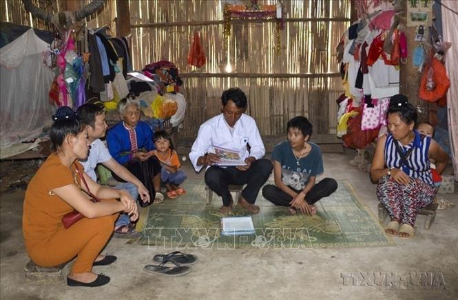 Cán bộ y tế bản Co Đứa, xã Na Sang (Mường Chà, Điện Biên) tuyên truyền cho người dân hiểu hơn về căn bệnh HIV/AIDS (2018). Ảnh: Văn Dũng - TTXVN