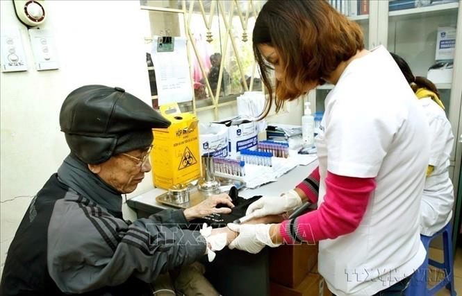 Thành phố Hà Nội tăng cường tuyên truyền hiệu quả điều trị ARV sớm và liên tục cho người nhiễm để có tải lượng virus trong máu thấp dưới ngưỡng ức chế 200 bản sao/ml máu, khi đó sẽ sống khỏe mạnh và không có nguy cơ lây nhiễm (2018). Ảnh: Dương Ngọc - TTXVN