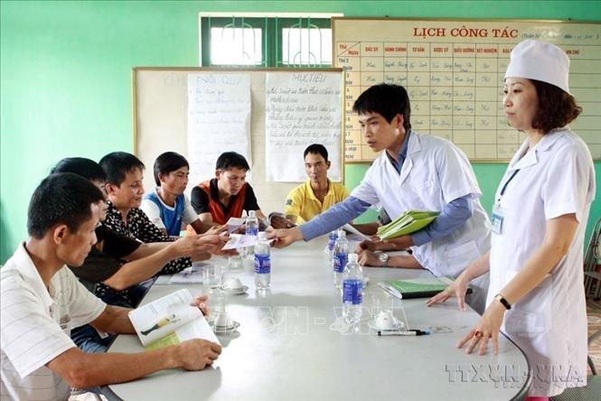 Nhân viên y tế tư vấn, giám sát bệnh nhân ma túy cai nghiện bằng Methadone tại cơ sở điều trị huyện Đại Từ (Thái Nguyên). Ảnh: Dương Ngọc - TTXVN