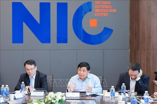Deputy Prime Minister Nguyen Chi Dung speaks at the working session. VNA Photo: Lê Đông