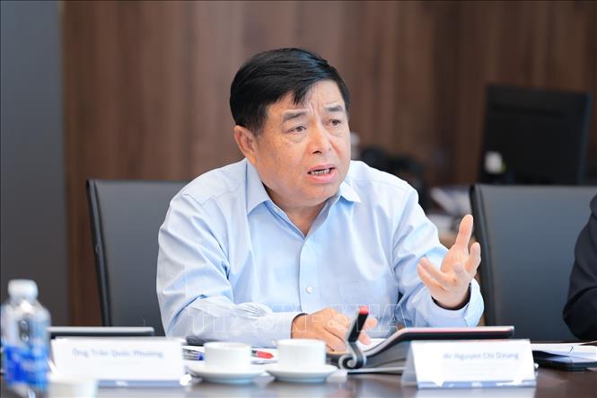 Deputy Prime Minister Nguyen Chi Dung speaks at the working session. VNA Photo: Lê Đông