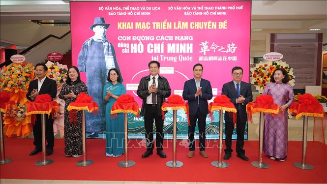 Cắt băng khánh thành triển lãm. Ảnh: Mai Trang-TTXVN 