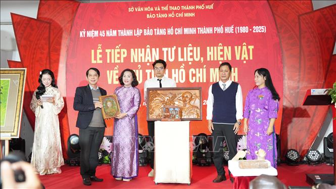 Bảo tàng Hồ Chí Minh thành phố Huế tiếp nhận tư liệu, hiện vật về Chủ tịch Hồ Chí Minh. Ảnh: Mai Trang-TTXVN 