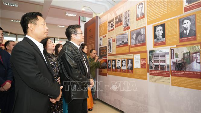 Tham quan triển lãm. Ảnh: Mai Trang- TTXVN