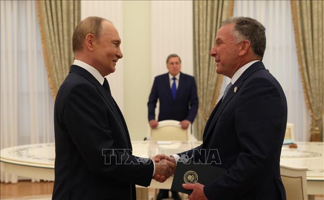 Tổng thống Nga Vladimir Putin (trái) tiếp Đặc phái viên của Tổng thống Mỹ Steve Witkoff tại Moskva, ngày 6/8/2025. Ảnh: THX/TTXVN