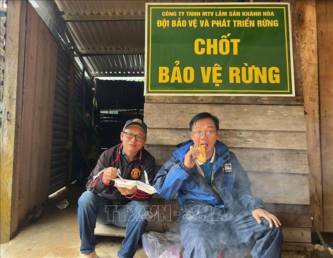 Phóng viên Đặng Tuấn CQTT thông tấn xã Việt Nam tại Khánh Hòa tác nghiệp về mưa lũ gây sạt lở đèo Khánh Lê, khiến 6 người chết, 19 người bị thương, ngày 17/11/2025. Ảnh: TTXVN