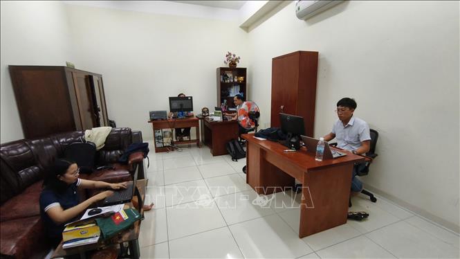 Các phóng viên Thông tấn xã Việt Nam CQTT Khánh Hòa sản xuất hàng trăm tin, bài, ảnh báo chí và media trong đợt lũ lịch sử. Ảnh: TTXVN