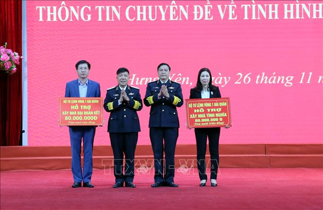 Dịp này, đại diện Bộ Tư lệnh vùng I Hải quân đã trao biểu trưng hỗ trợ 160 triệu đồng cho xã Đông Tiền Hải và xã Tiên La xây nhà Đại đoàn kết. Ảnh: Nguyễn Công Hải - TTXVN
