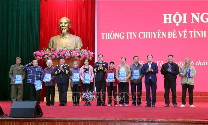 Dịp này, Bộ Tư lệnh vùng I Hải quân và Tỉnh ủy Hưng Yên trao quà cho đại diện 10 gia đình chính sách trên địa bàn tỉnh. Ảnh: Nguyễn Công Hải - TTXVN

