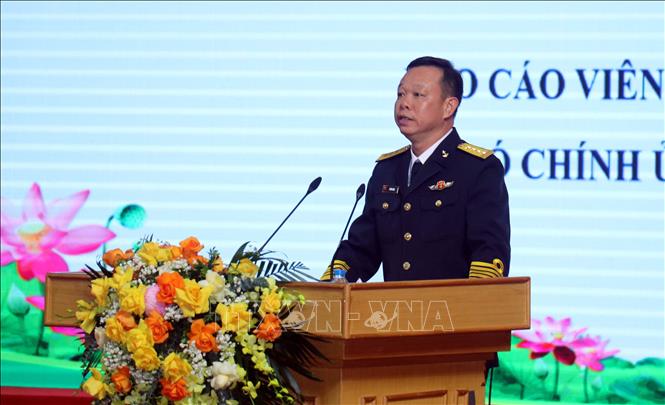 
Tại hội nghị, Đại tá Vũ Hữu Kiêm, Phó Chính ủy vùng I Hải quân thông tin, truyền đạt tới các đại biểu nội dung chuyên đề về tình hình biển, đảo. Ảnh: Nguyễn Công Hải - TTXVN