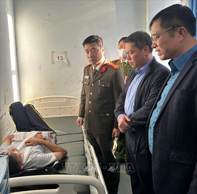 Lãnh đạo UBND tỉnh Lạng Sơn thăm hỏi nạn nhân bị thương trong vụ tai nạn. Ảnh: TTXVN phát