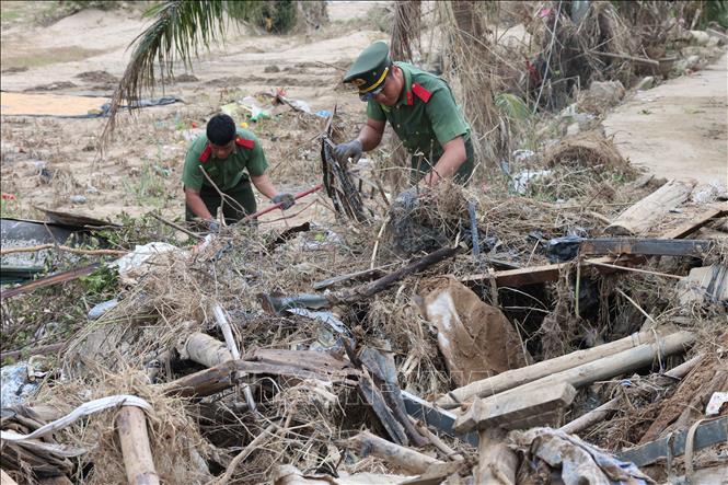 Các chiến sỹ Trường Cao đẳng An ninh nhân dân 1 (Bộ Công an) giúp dọn dẹp bùn đất tại các trường học, trụ sở tại xã Đồng Xuân. Ảnh: Phạm Kha – TTXVN