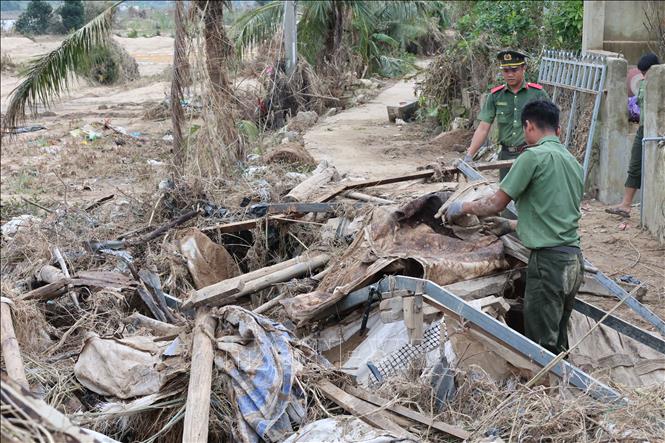 Các chiến sỹ Trường Cao đẳng An ninh nhân dân 1 (Bộ Công an) giúp dọn dẹp bùn đất tại các trường học, trụ sở tại xã Đồng Xuân. Ảnh: Phạm Kha – TTXVN