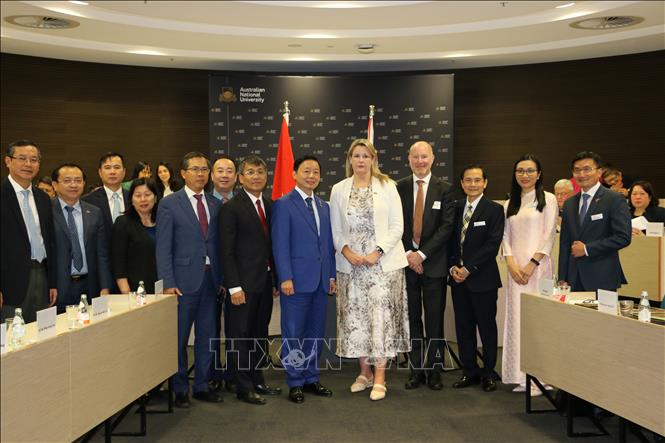 Phó Thủ tướng Trần Hồng Hà và Giáo sư Rebekah Brown chụp ảnh lưu niệm cùng một số đại biểu chụp ảnh cuối buổi lễ. Ảnh: Lê Đạt– PV TTXVN tại Australia