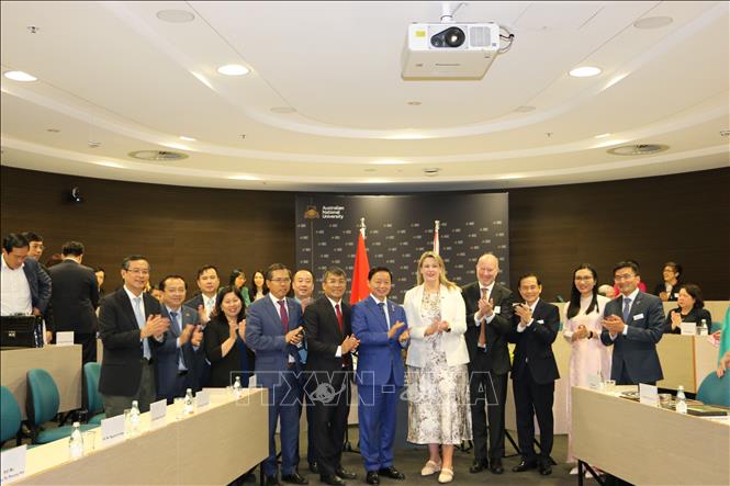 Phó Thủ tướng Trần Hồng Hà và Giáo sư Rebekah Brown chụp ảnh lưu niệm cùng một số đại biểu chụp ảnh cuối buổi lễ. Ảnh: Lê Đạt– PV TTXVN tại Australia