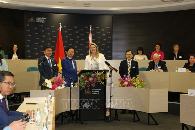 Phó Thủ tướng Trần Hồng Hà và Giáo sư Rebekah Brown – Đại diện lãnh đạo Đại học Quốc gia Australia – nhấn nút khai trương Trung tâm Nghiên cứu Chính sách Việt Nam/ Ảnh: Thanh Tú - PV TTXVN tại Australia