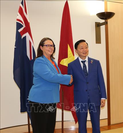 Phó Thủ tướng Trần Hồng Hà và Bộ trưởng Tài nguyên Madeleine King. Ảnh: Thanh Tú – PV TTXVN tại Australia