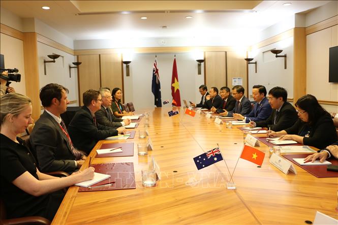 Toàn cảnh cuộc gặp của Phó Thủ tướng Trần Hồng Hà và đoàn đại biểu Việt Nam với Bộ trưởng Môi trường và Nguồn nước Murray Watt. Ảnh: Thanh Tú – PV TTXVN tại Australia