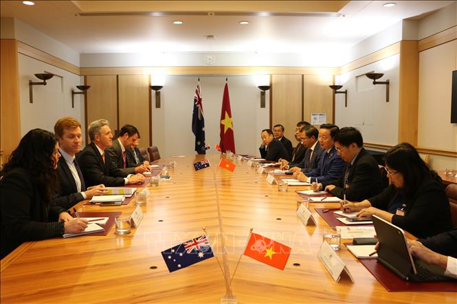 Toàn cảnh cuộc gặp của Phó Thủ tướng Trần Hồng Hà và đoàn đại biểu Việt Nam với Đồng Bộ trưởng Biến đổi Khí hậu và Năng lượng Josh Wilson. Ảnh: Thanh Tú – PV TTXVN tại Australia