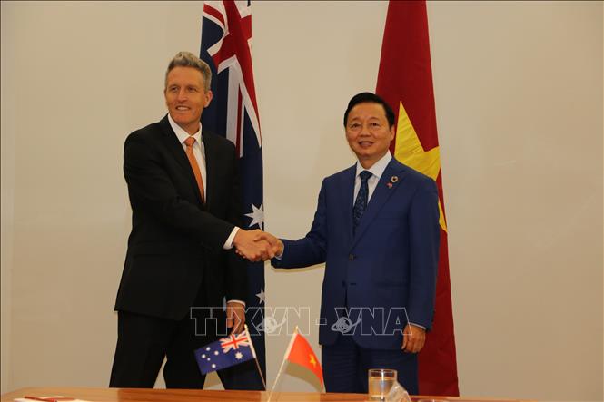 Phó Thủ tướng Trần Hồng Hà và Đồng Bộ trưởng Biến đổi Khí hậu và Năng lượng Josh Wilson. Ảnh: Thanh Tú – PV TTXVN tại Australia