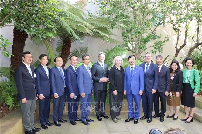 Phó Thủ tướng Trần Hồng Hà và đoàn đại biểu Việt Nam chụp ảnh lưu niệm với Phó Chủ tịch Hạ viện Sharon Claydon. Ảnh: Thanh Tú – PV TTXVN tại Australia