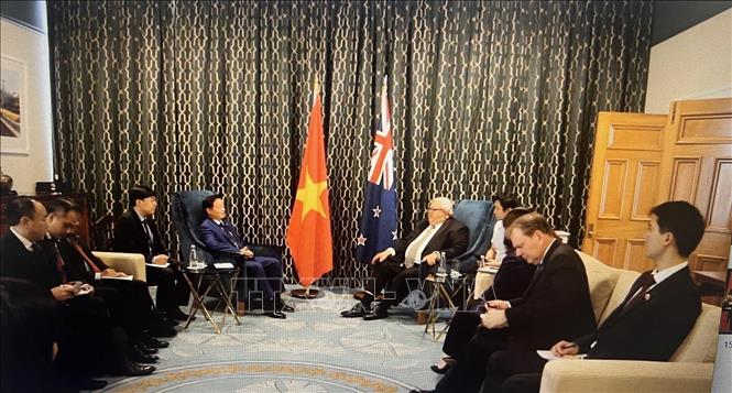 Phó Thủ tướng Trần Hồng Hà chào xã giao Chủ tịch Quốc hội New Zealand Gerry Brownlee. Ảnh: Thanh Tú – PV TTXVN tại châu Đại Dương