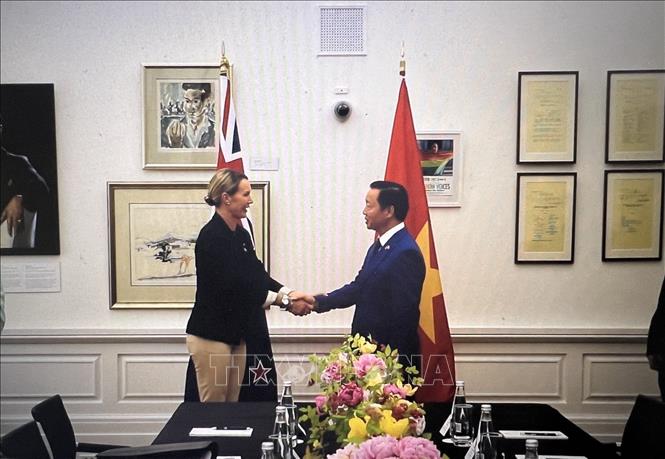 Phó Thủ tướng Trần Hồng Hà gặp Bộ trưởng Thương mại và Đầu tư New Zealand Nicola Grigg. Ảnh: Thanh Tú – PV TTXVN tại châu Đại Dương