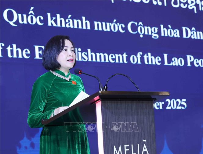 Đồng chí Nguyễn Thị Thanh, Uỷ viên Trung ương Đảng, Phó Chủ tịch Quốc hội phát biểu chúc mừng 50 năm Quốc khánh nước Cộng hoà dân chủ nhân dân Lào. Ảnh: Phương Hoa - TTXVN