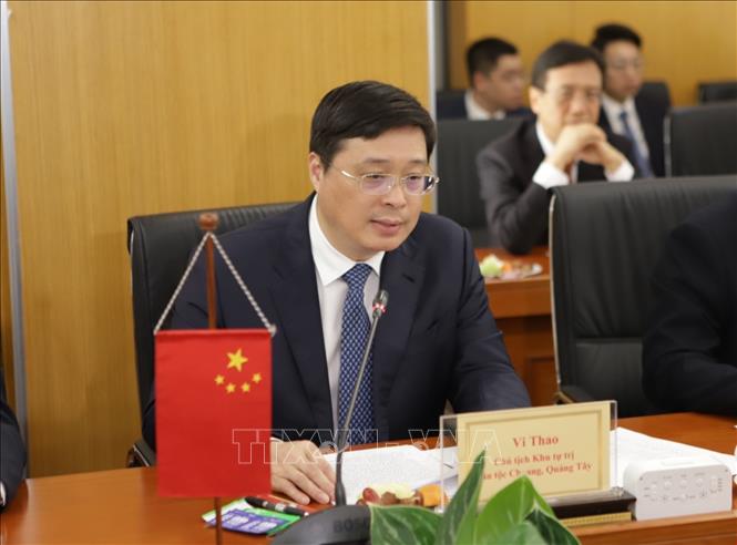 Chủ tịch Khu tự trị dân tộc Choang, Quảng Tây (Trung Quốc) Vi Thao tại cuộc làm việc.  Ảnh: Diệp Anh - TTXVN