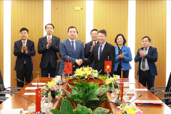 Tại buổi làm việc, lãnh đạo hai bên đã chứng kiến Lễ ký văn kiện hợp tác giữa Tổng công ty Hàng hải Việt Nam và Tập đoàn Cảng Vịnh Bắc bộ, Quảng Tây (Trung Quốc). Ảnh: Diệp Anh - TTXVN