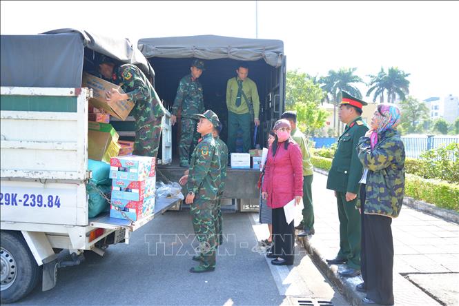 Việc tiếp nhận hàng hóa diễn ra chặt chẽ, khoa học. Ảnh: Nguyễn Cúc-TTXVN
