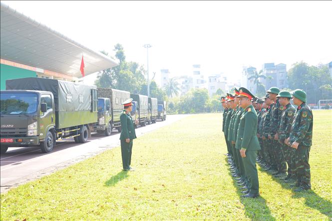 Đại diện Phòng Vận tải - Xăng dầu quán triệt nhiệm vụ với nhân viên lái xe. Ảnh: Nguyễn Cúc-TTXVN