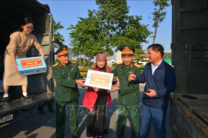 Tiếp nhận hàng hóa hỗ trợ của người dân Thủ đô. Ảnh: Nguyễn Cúc-TTXVN