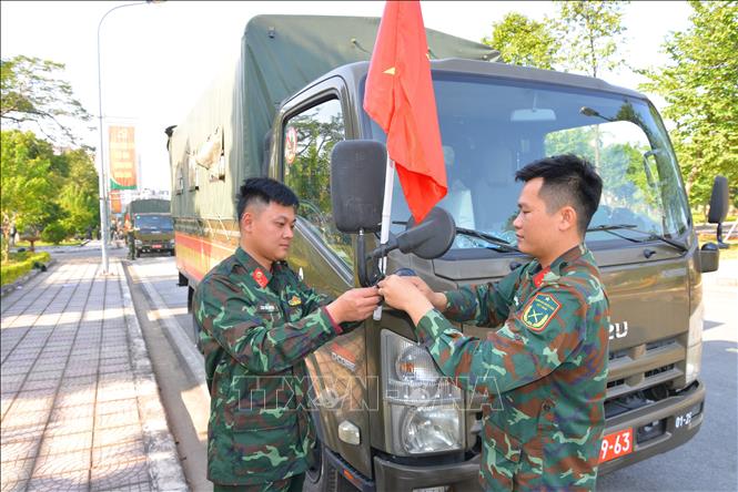 Các bộ, chiến sĩ Bộ Tư lệnh Thủ đô Hà Nội gấp rút làm công tác chuẩn bị sẵn sàng lên đường khi có lệnh. Ảnh: Nguyễn Cúc-TTXVN