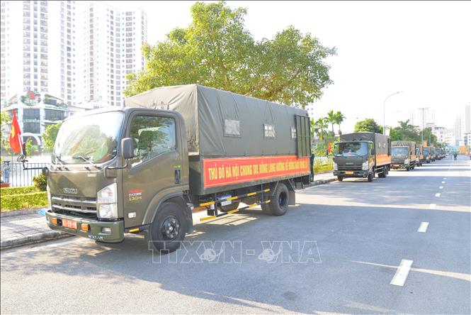 Đoàn xe mang 30 tấn hàng hóa tới đồng bào Gia Lai. Ảnh: Nguyễn Cúc-TTXVN