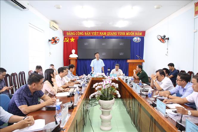 Hội nghị tập trung thảo luận các ý kiến nhằm rà soát phương án sẵn sàng ứng phó áp thấp nhiệt đới và bão số 15 dự báo có khả năng ảnh hưởng đến khu vực Nam bộ. Ảnh: Giang Phương - TTXVN