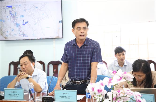 Đại diện lãnh đạo địa phương vùng hạ du hồ Dầu Tiếng thảo luận ý kiến nhằm rà soát phương án ứng phó áp thấp nhiệt đới và bão số 15. Ảnh: Giang Phương - TTXVN