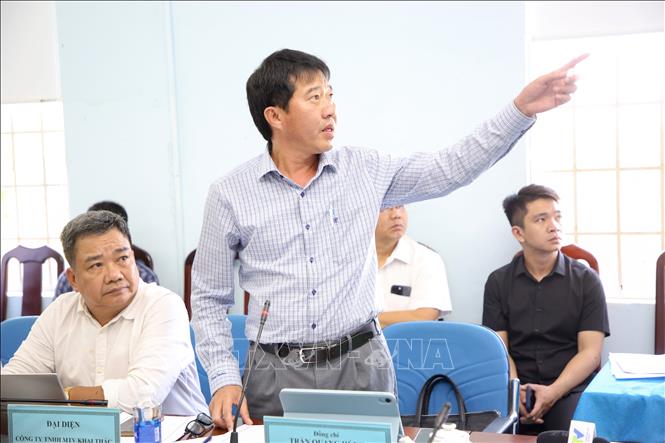 Ông Trần Quang Hùng, Tổng Giám đốc Công ty trách nhiệm hữu hạn một thành viên Khai thác Thủy lợi Miền Nam thảo luận các kịch bản ứng phó. Ảnh: Giang Phương – TTXVN