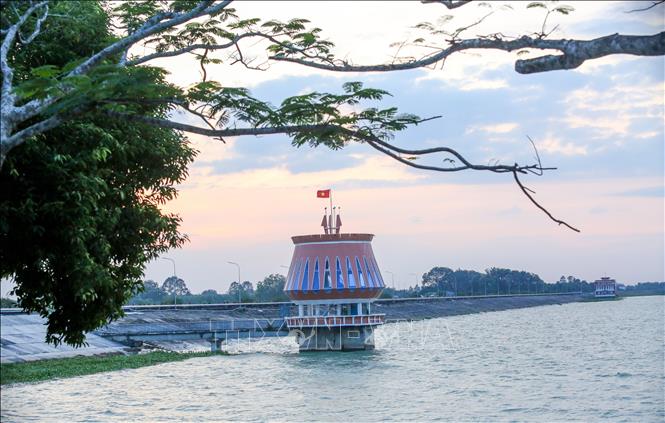 Hồ Dầu Tiếng nằm trên địa bàn Tây Ninh,Thành phố Hồ Chí Minh và Đồng Nai, có diện tích lưu vực hơn 270 km2, dung tích 1,58 tỷ m3 nước, là công trình quan trọng đặc biệt, liên quan đến an ninh quốc gia . Ảnh: Giang Phương - TTXVN