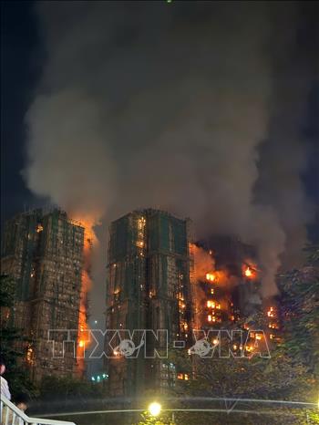 Hiện trường vụ cháy chung cư tại quận Tai Po. Ảnh: Mạc Luyện PV TTXVN tại Hồng Kông