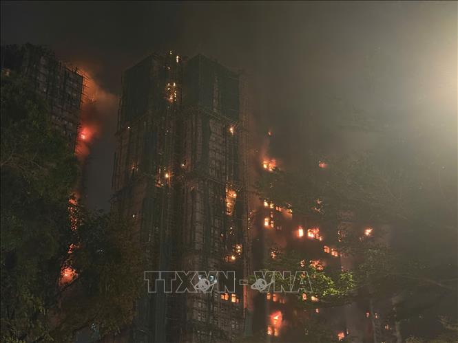 Hiện trường vụ cháy chung cư tại quận Tai Po. Ảnh: Mạc Luyện PV TTXVN tại Hồng Kông