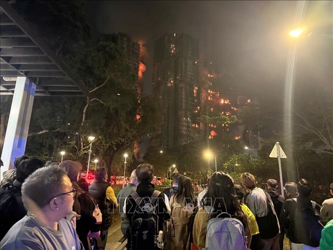 Hiện trường vụ cháy chung cư tại quận Tai Po. Ảnh: Mạc Luyện PV TTXVN tại Hồng Kông