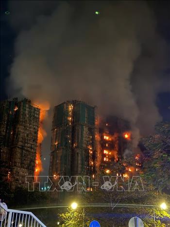 Hiện trường vụ cháy chung cư tại quận Tai Po. Ảnh: Mạc Luyện PV TTXVN tại Hồng Kông