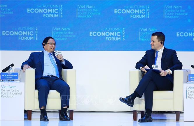 Prime Minister Pham Minh Chinh and WEF Managing Director Stephan Mergenthaler at the dialogue. VNA Photo: Dương Giang 