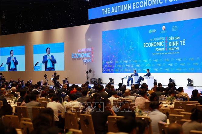 Prime Minister Pham Minh Chinh attends the dialogue. VNA Photo: Dương Giang 