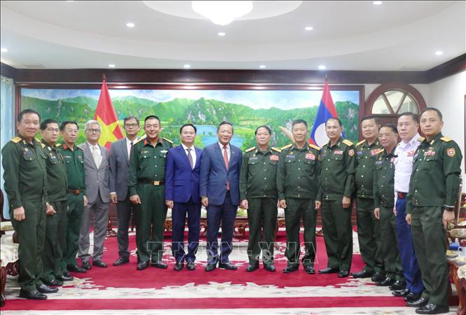Lãnh đạo Bộ Quốc phòng Lào chụp ảnh kỷ niệm với Đoàn Đại sứ quán Việt Nam đến chúc mừng nhân dịp Kỷ niệm 50 năm Quốc khánh Lào và 105 Ngày sinh Chủ tịch Kaysone Phonvihane. Ảnh: Xuân Tú - PV TTXVN tại Lào
