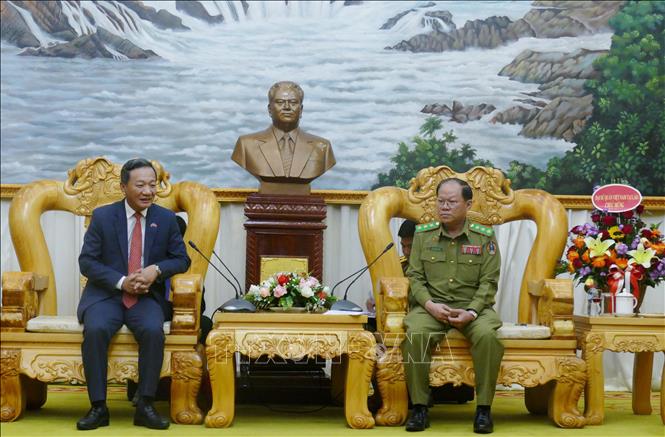 Thượng tướng Khamking Phuilamanyvong, Thứ trưởng Bộ Công an Lào, tiếp Đại sứ Việt Nam tại Lào Nguyễn Minh Tâm đến chúc mừng. Ảnh: Xuân Tú - PV TTXVN tại Lào