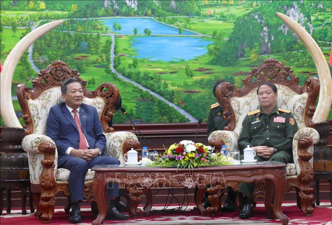 Thượng tướng Vongsone Inpanphim, Thứ trưởng Bộ Quốc phòng, Chủ nhiệm Tổng cục Chính trị Quân đội Nhân dân Lào, tiếp Đại sứ Việt Nam tại Lào Nguyễn Minh Tâm đến chúc mừng. Ảnh: Xuân Tú - PV TTXVN tại Lào